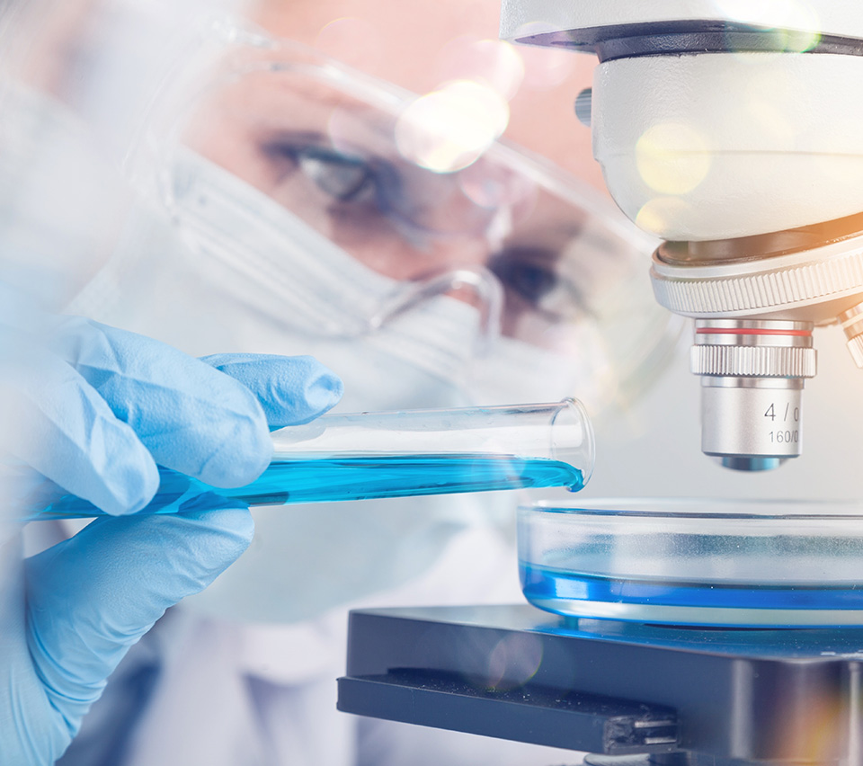 zdjęcie przedstawiające pracownika laboratorium diagnostycznego