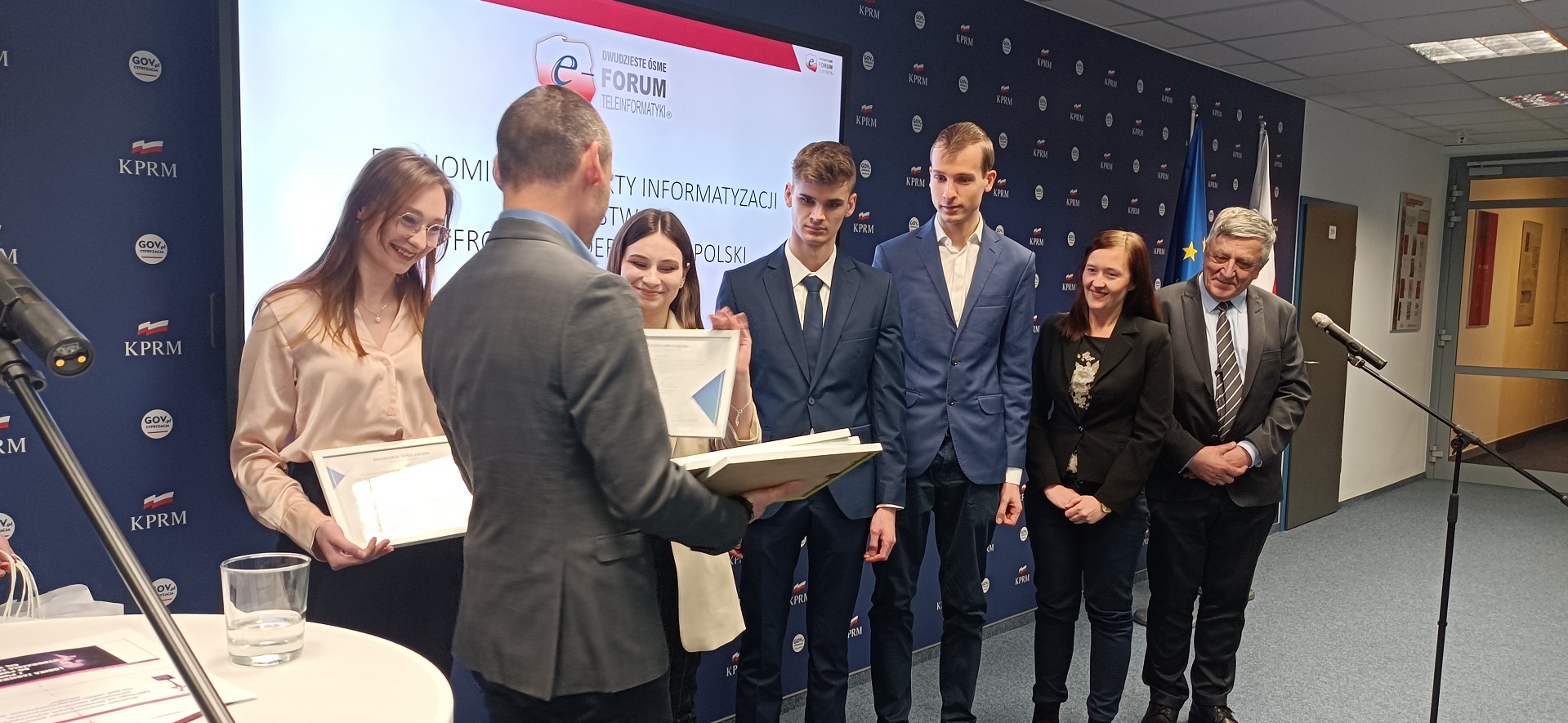 laureaci nagrody specjalnej CeZ w trakcie odbierania dyplomów i upominków