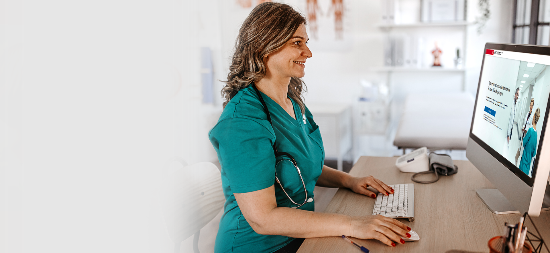 Lekarka siedzi przed komputerem i korzysta z systemu SMK