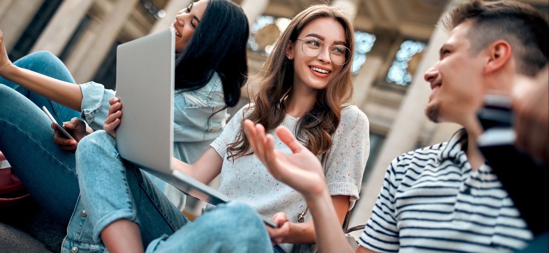 Rozmawiający ze sobą kobieta i mężczyzna