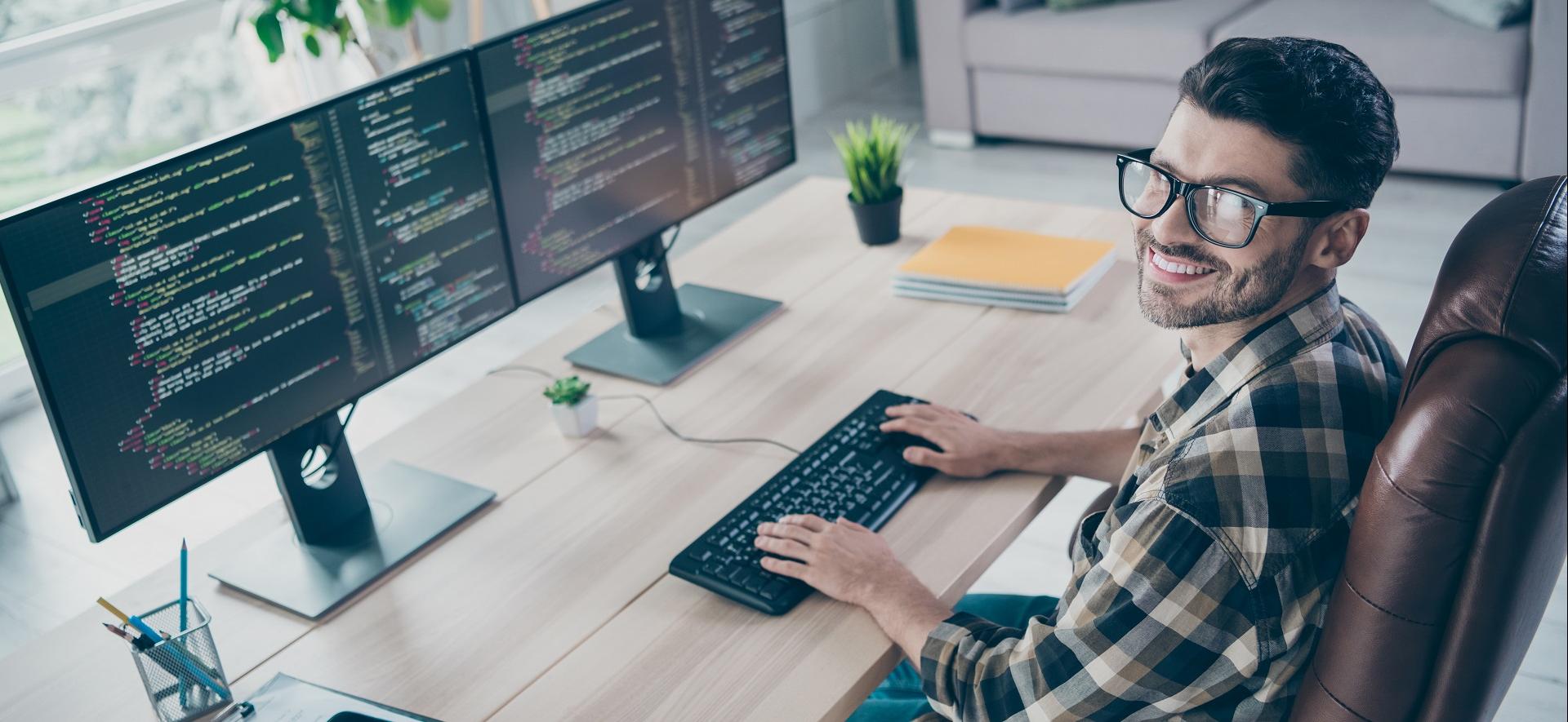 mężczyzna pracujący przy komputerze