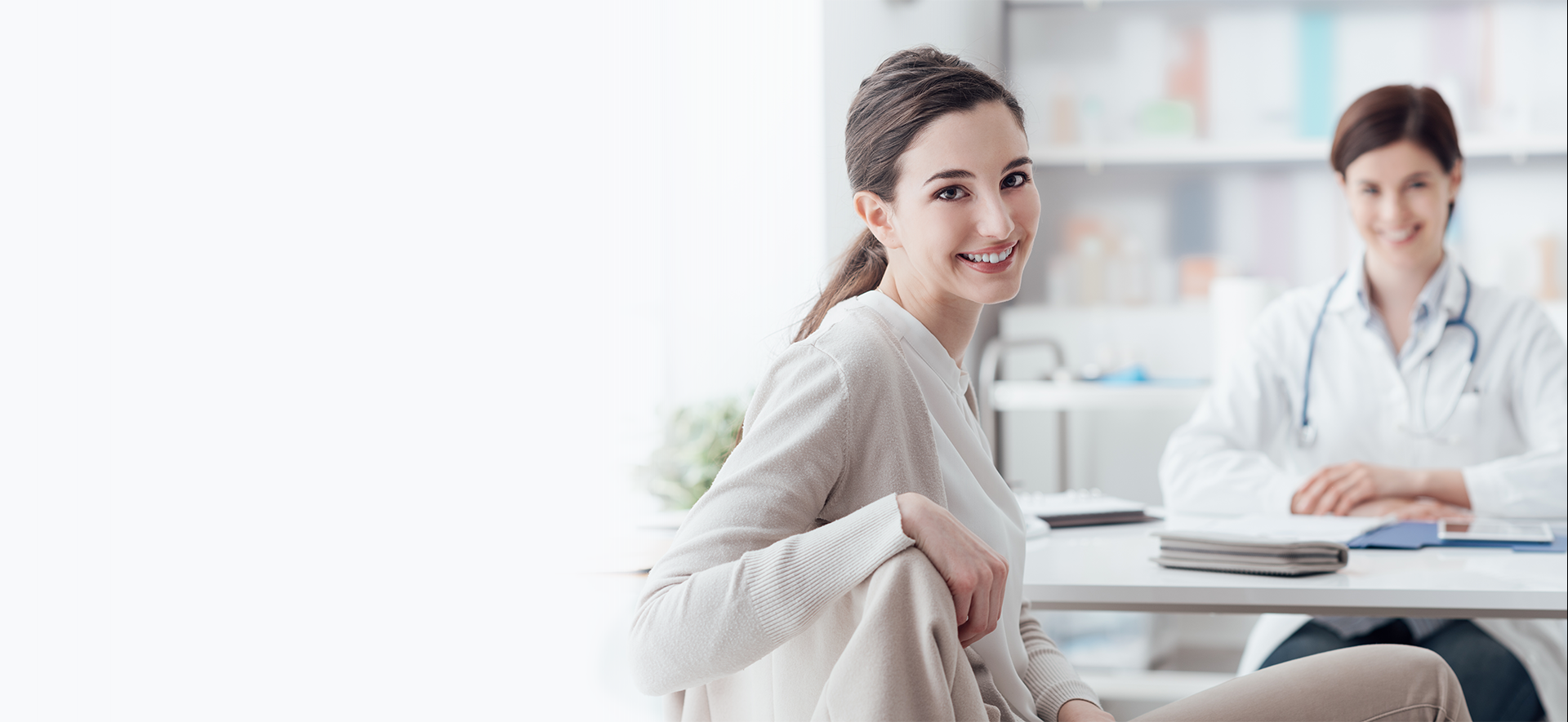 pacjent i lekarz siedzą przy biurku w gabinecie