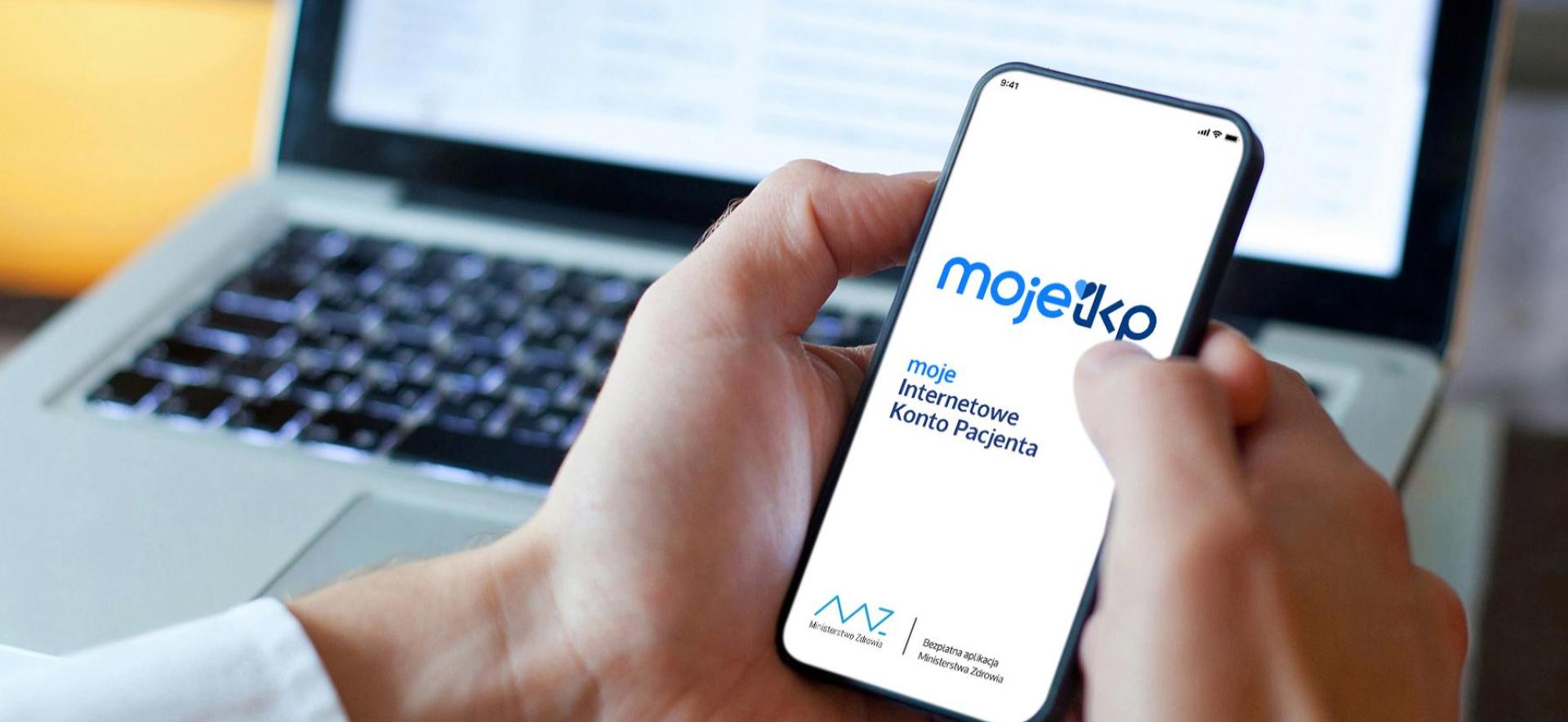 widok telefonu trzymanego w dłoni 