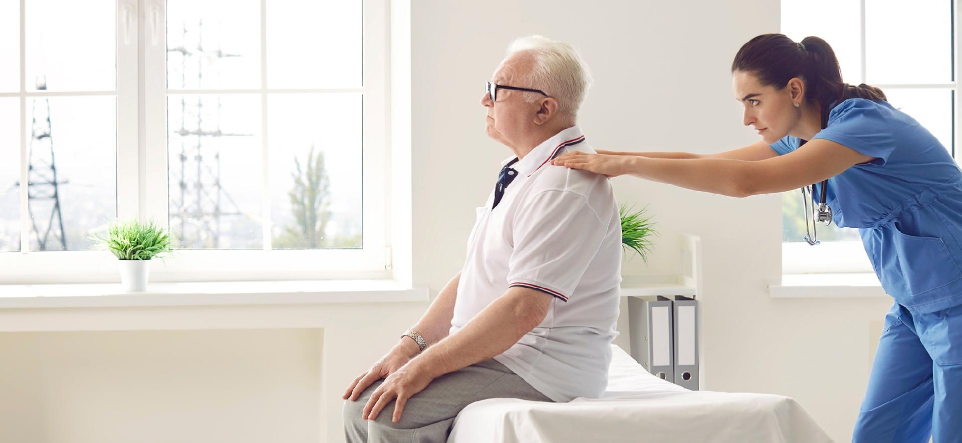 Fizjoterapeutka badająca pacjenta
