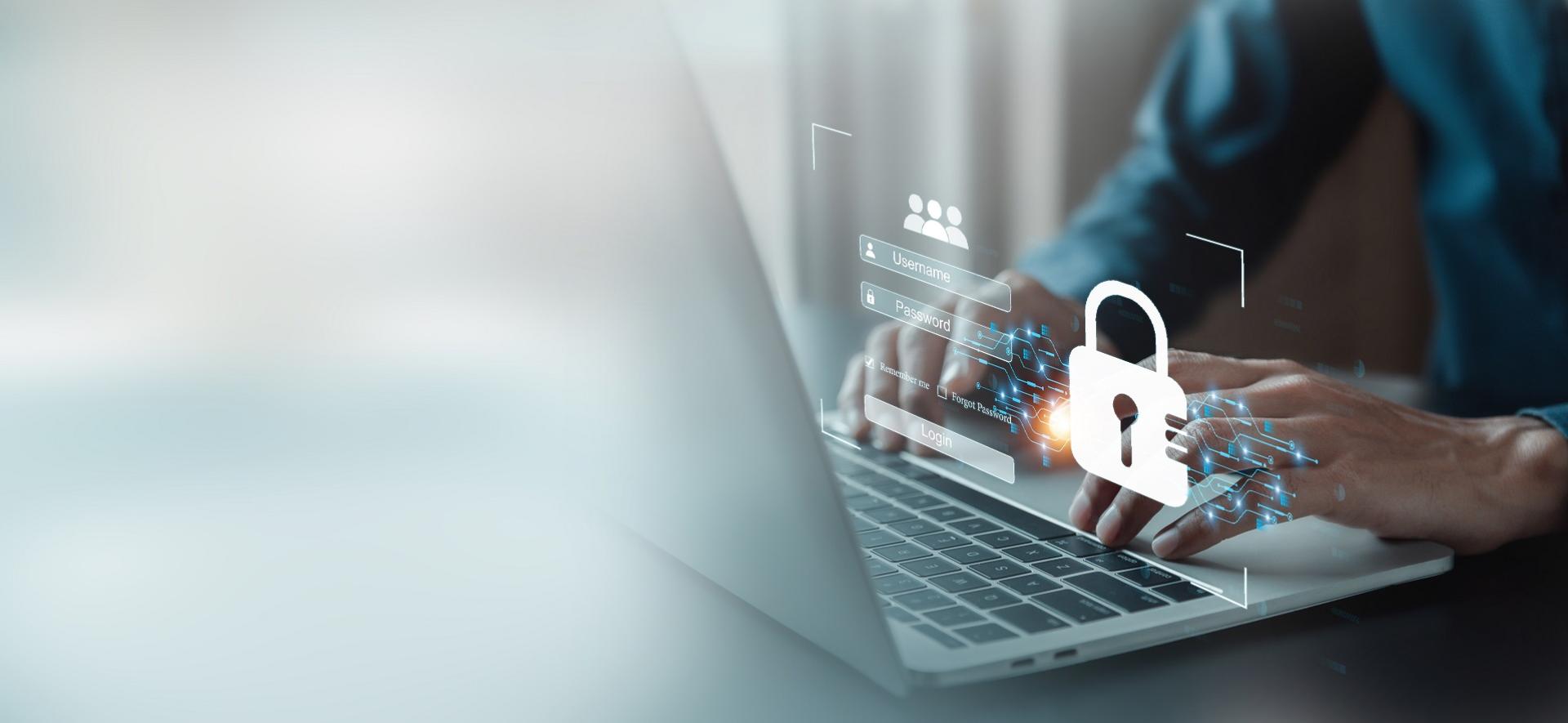 kadr na dłonie osoby pracującej na laptopie