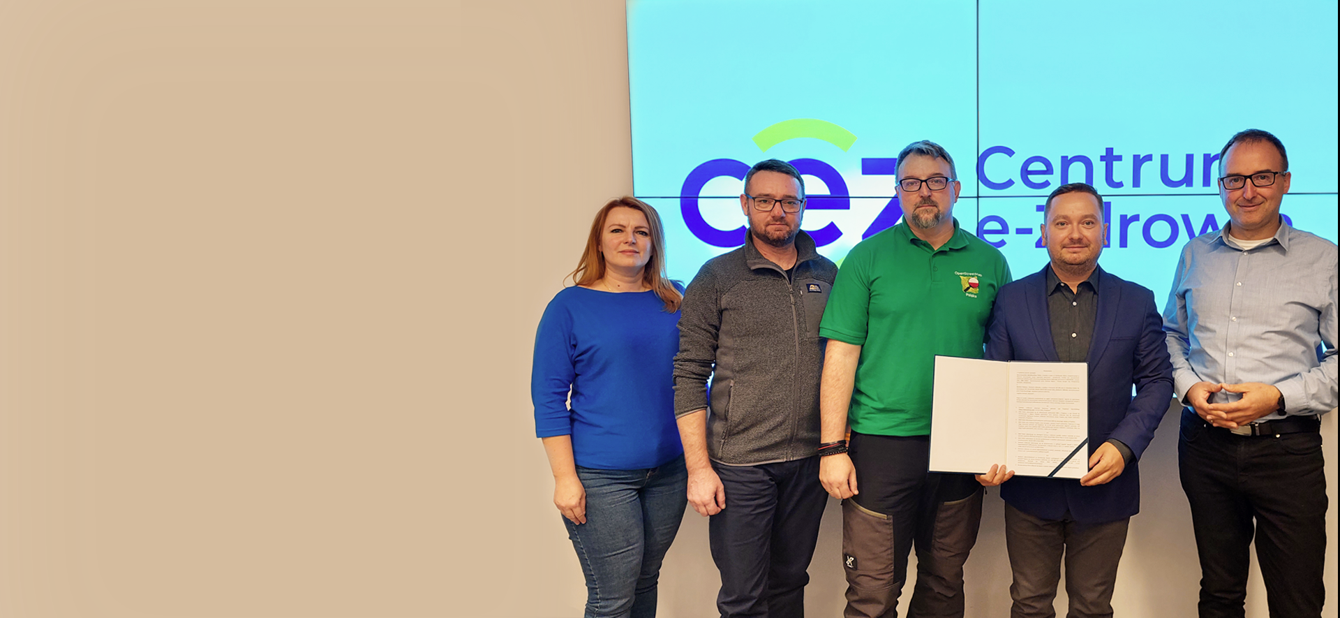 osoby prezentujące podpisane porozumienie CeZ i openAEDmap