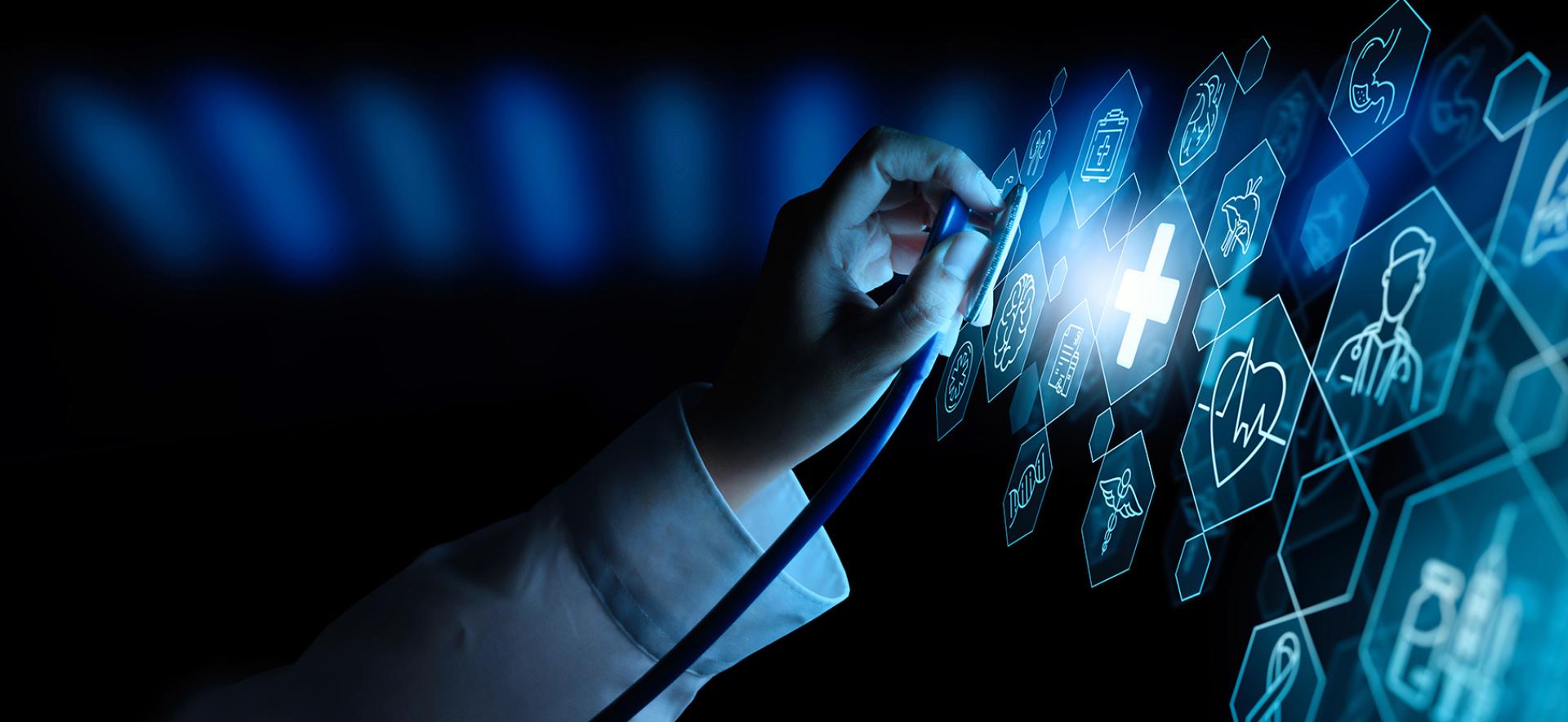 ręka ze stetoskopem dotykająca ikon symbolizujących zdrowie