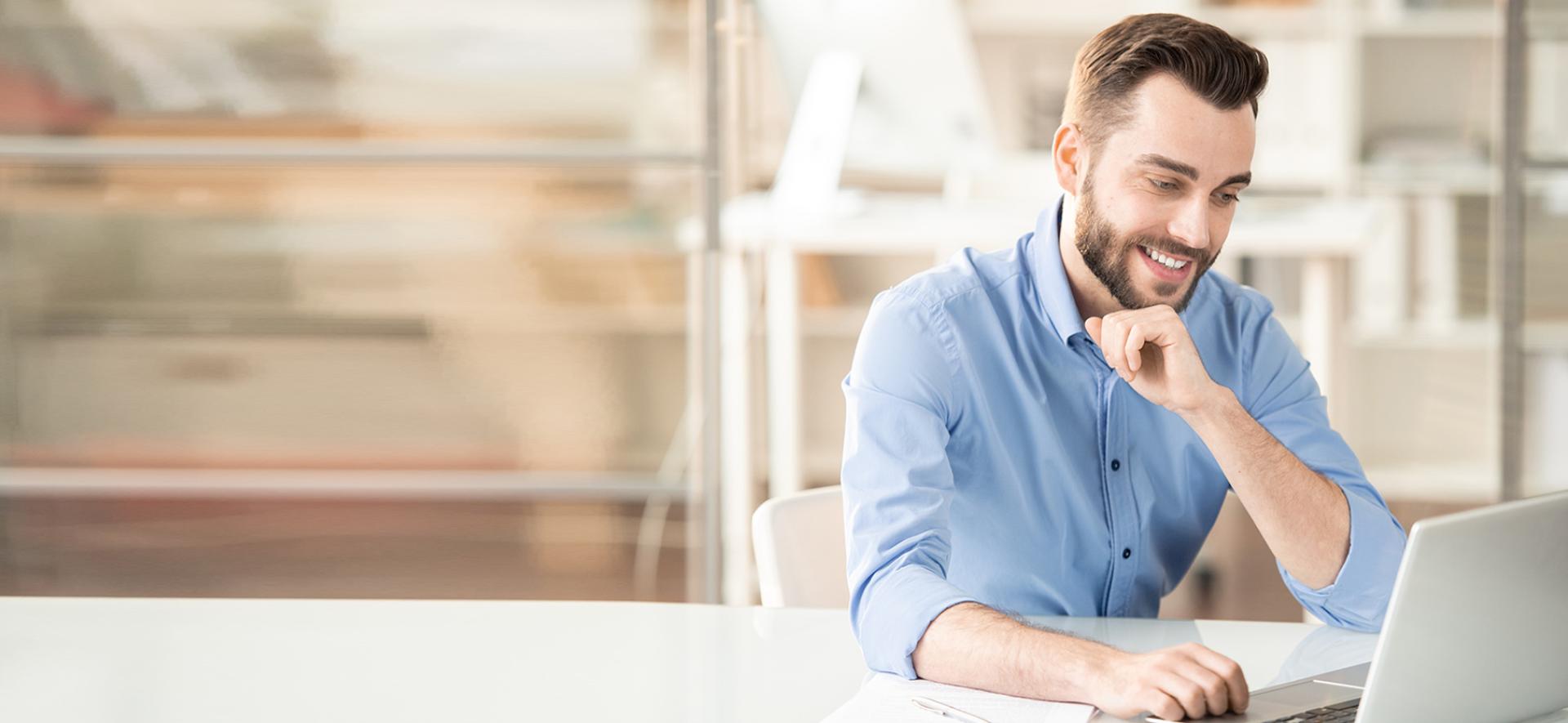 mężczyzna pracujący na komputerze