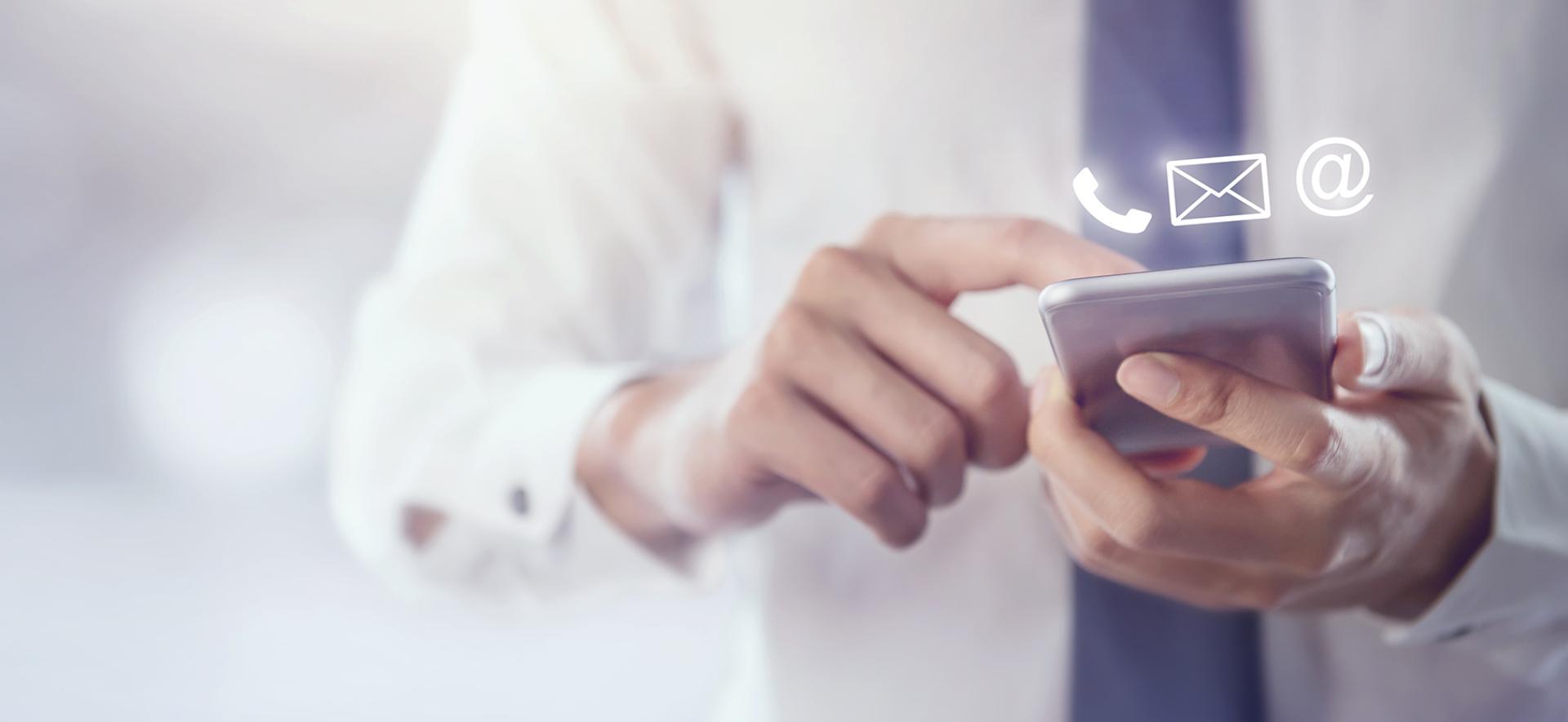 osoba korzystająca z telefonu 