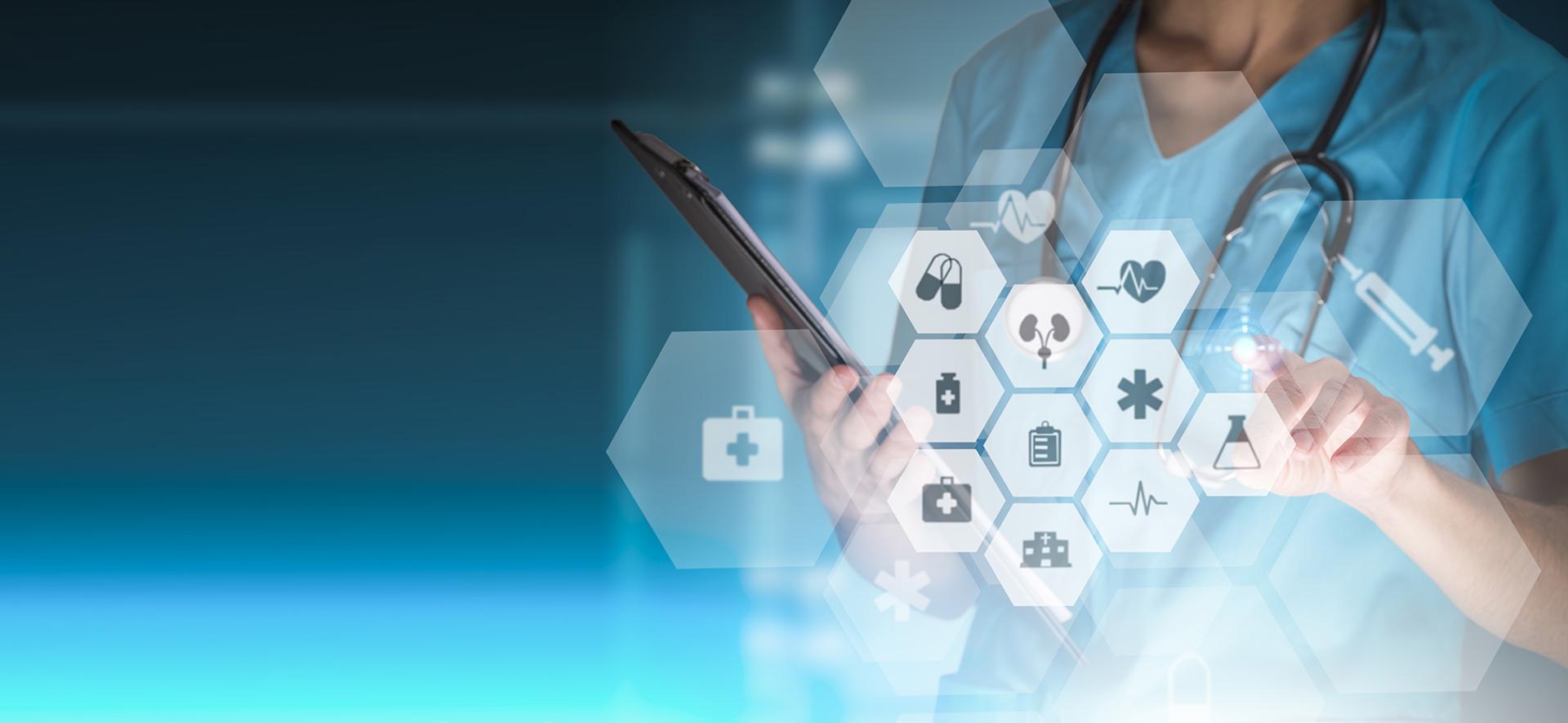 Lekarz dotykający wirtualnych ikon z symbolami dotyczącymi zdrowia