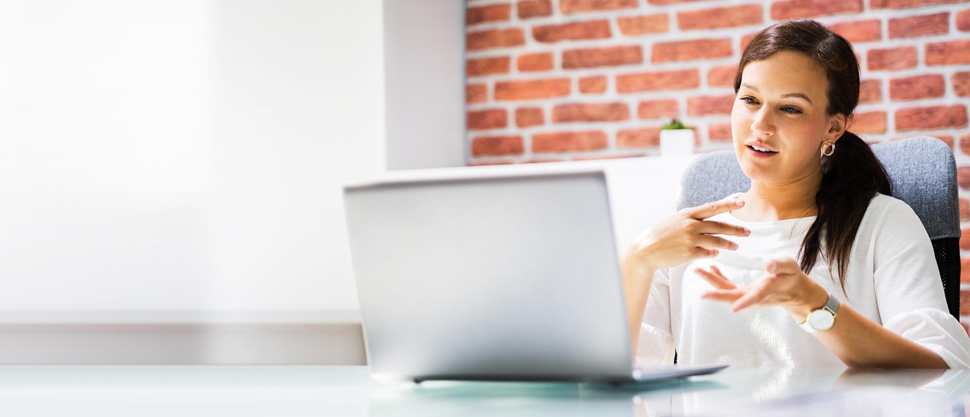 zdjęcie przedstawiające kobietę przed laptopem