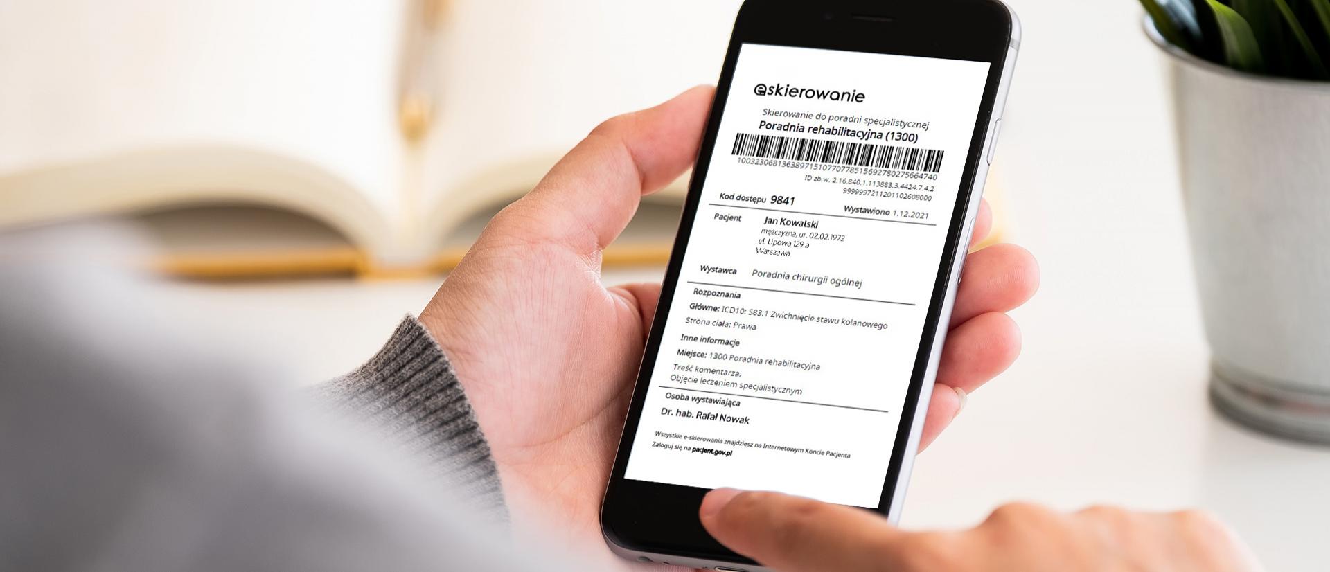 zdjęcie smartfona z dokumentem