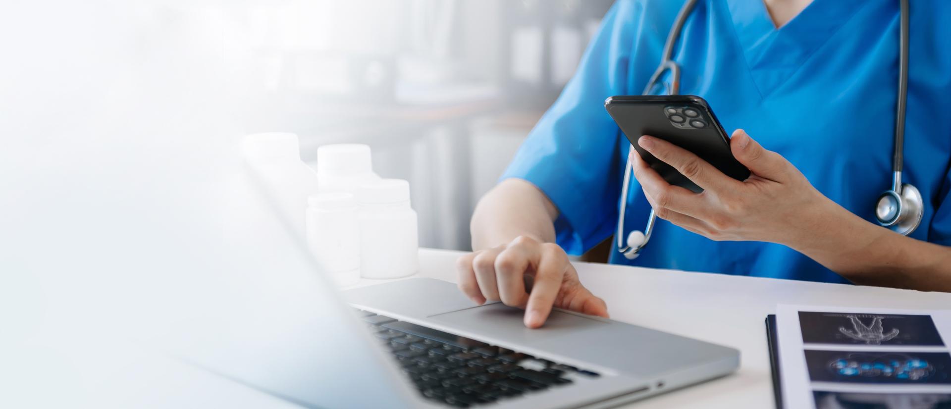 Lekarz pracujący na laptopie