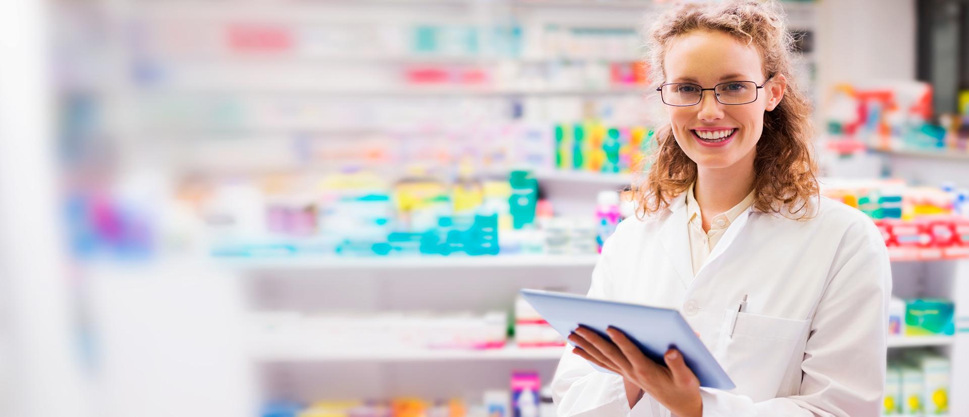 farmaceutka trzymająca w ręku tablet