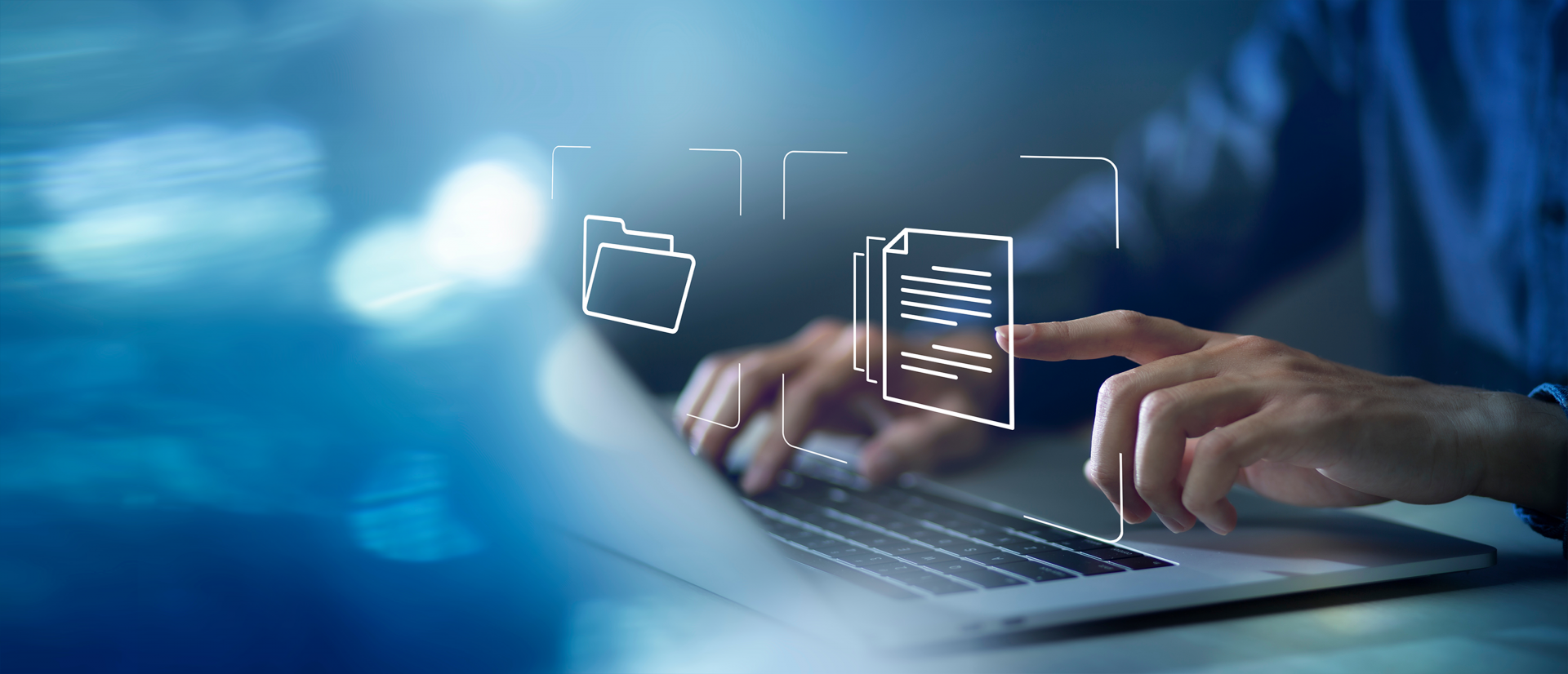 dłoń przy klawiaturze wskazująca na ikonę pliku tekstowego