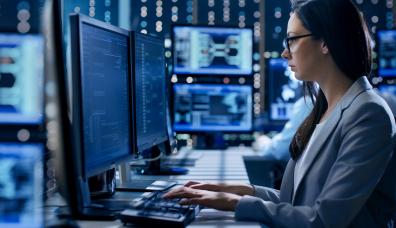 zdjęcie pracownika systemów teleinformatycznych przy pracy