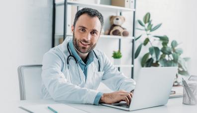 pracownik medyczny przy pracy