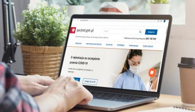 zdjęcie przedstawiające użytkownika przed laptopem