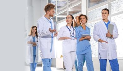 Grupa lekarzy rozmawiających na korytarzu