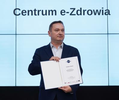 dyrektor CeZ prezentuje podpisaną deklarację prostego języka