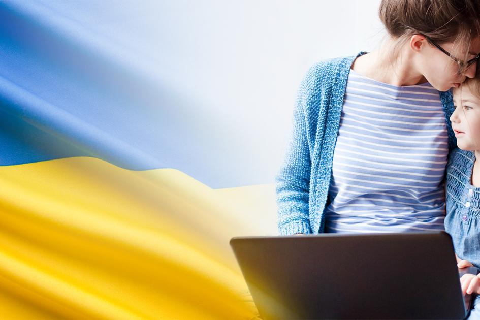 grafika zawierająca po lewej stronie kadru flagę Ukrainy, po prawej ukazująca matkę całującą kilkuletnią córkę (symbol bezpieczeństwa w czasach wojny)