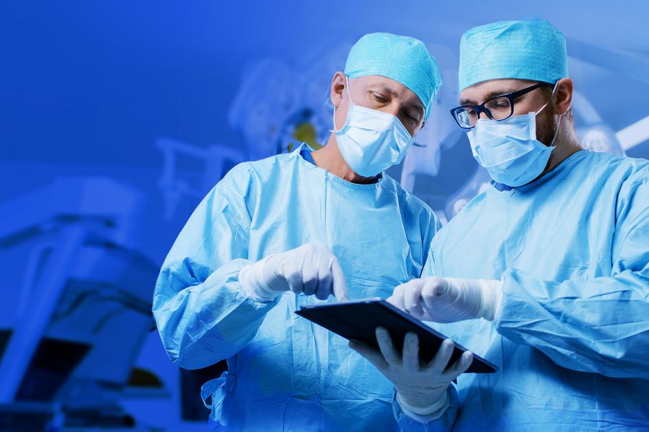 lekarze na sali operacyjnej