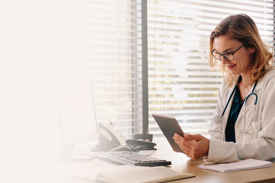 lekarz trzymająca w dłoni tablet