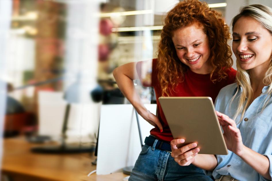 Dwie kobiety patrzące na ekran tabletu