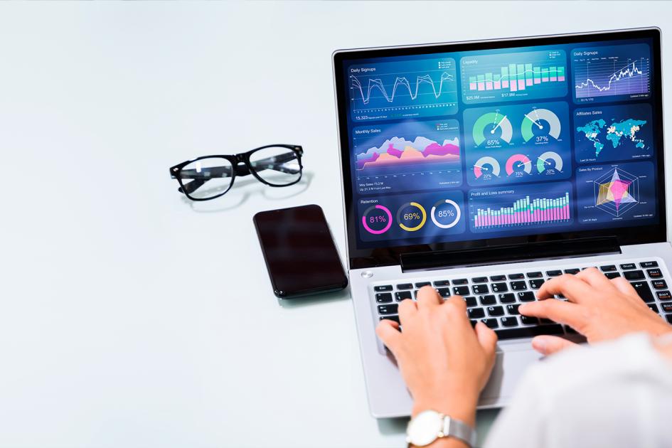 kobieta patrząca na ekran laptopa