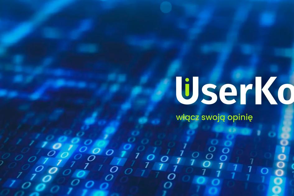 Zdjęcie przedstawia kod binarny i napis UserKon. Włącz swoją opinię