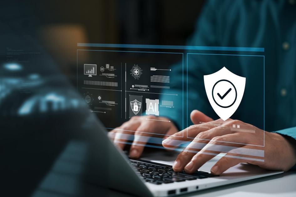 kadr na dłonie osoby pracującej na laptopie