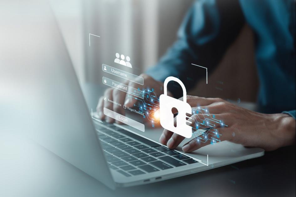 kadr na dłonie osoby pracującej na laptopie