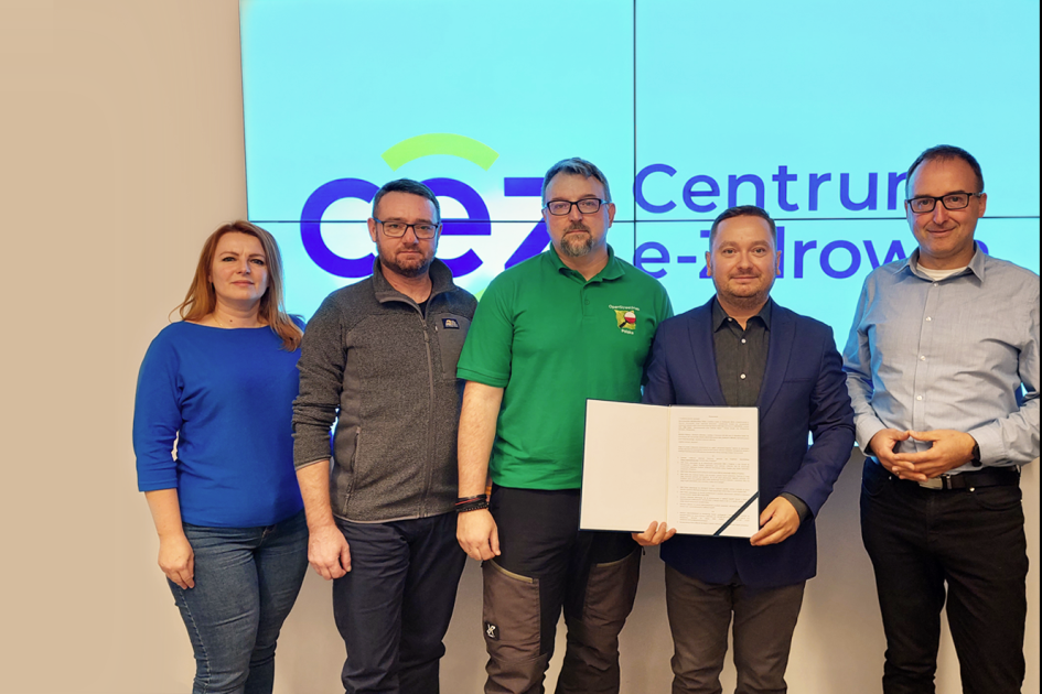 osoby prezentujące podpisane porozumienie CeZ i openAEDmap