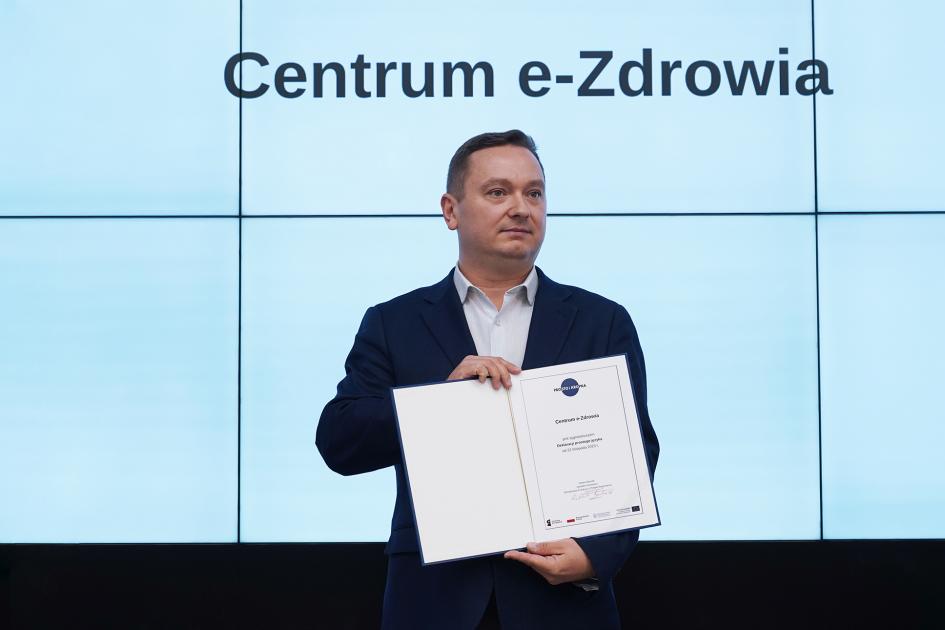 dyrektor CeZ prezentuje podpisaną deklarację prostego języka