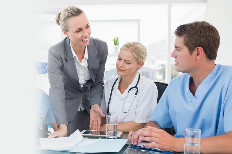 Lekarze słuchający trenera podczas szkolenia