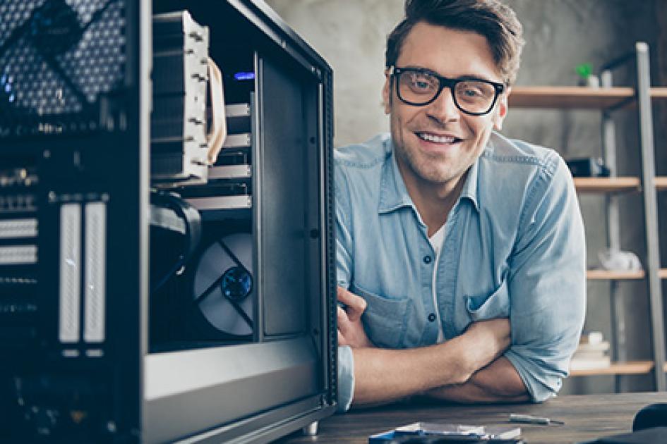 młody człowiek stażysta z komputerem