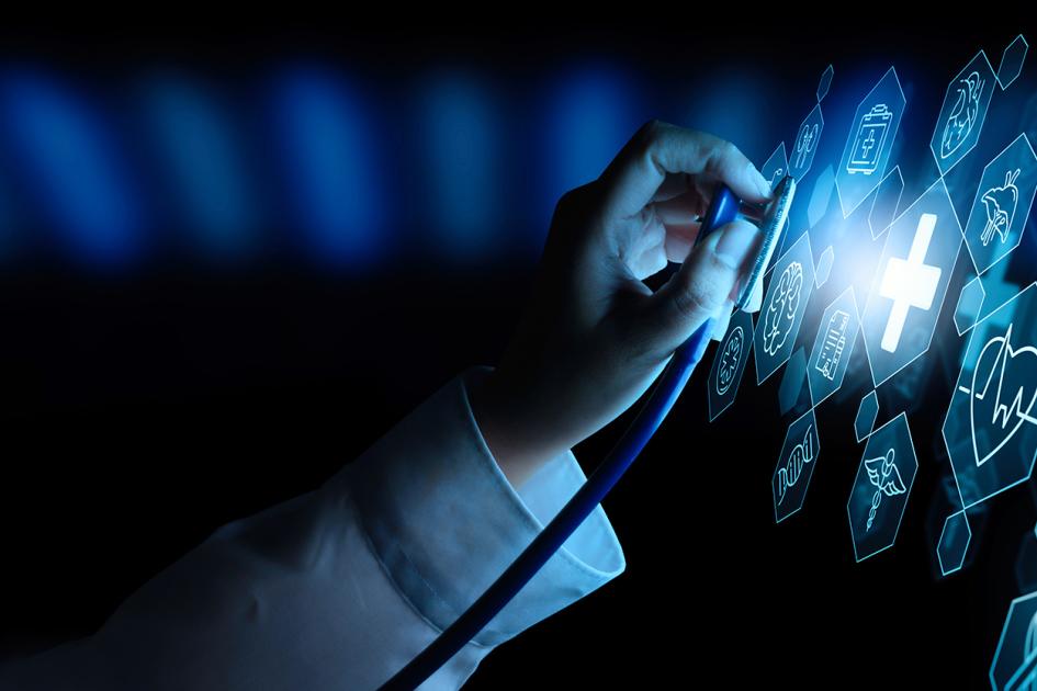 ręka ze stetoskopem dotykająca ikon symbolizujących zdrowie