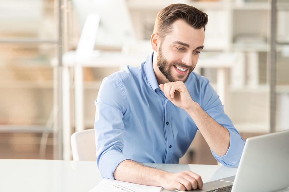 mężczyzna pracujący na komputerze