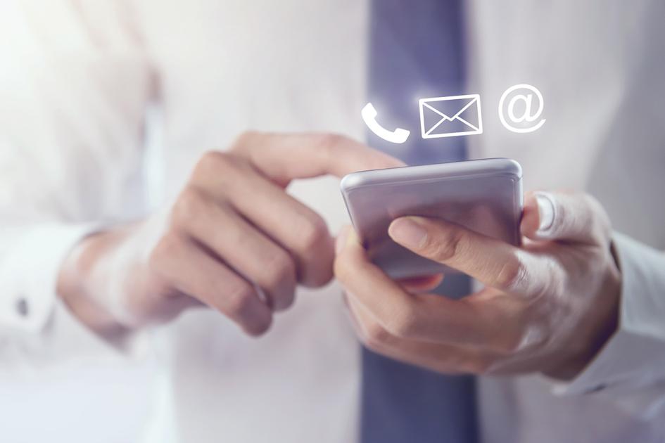 osoba korzystająca z telefonu 