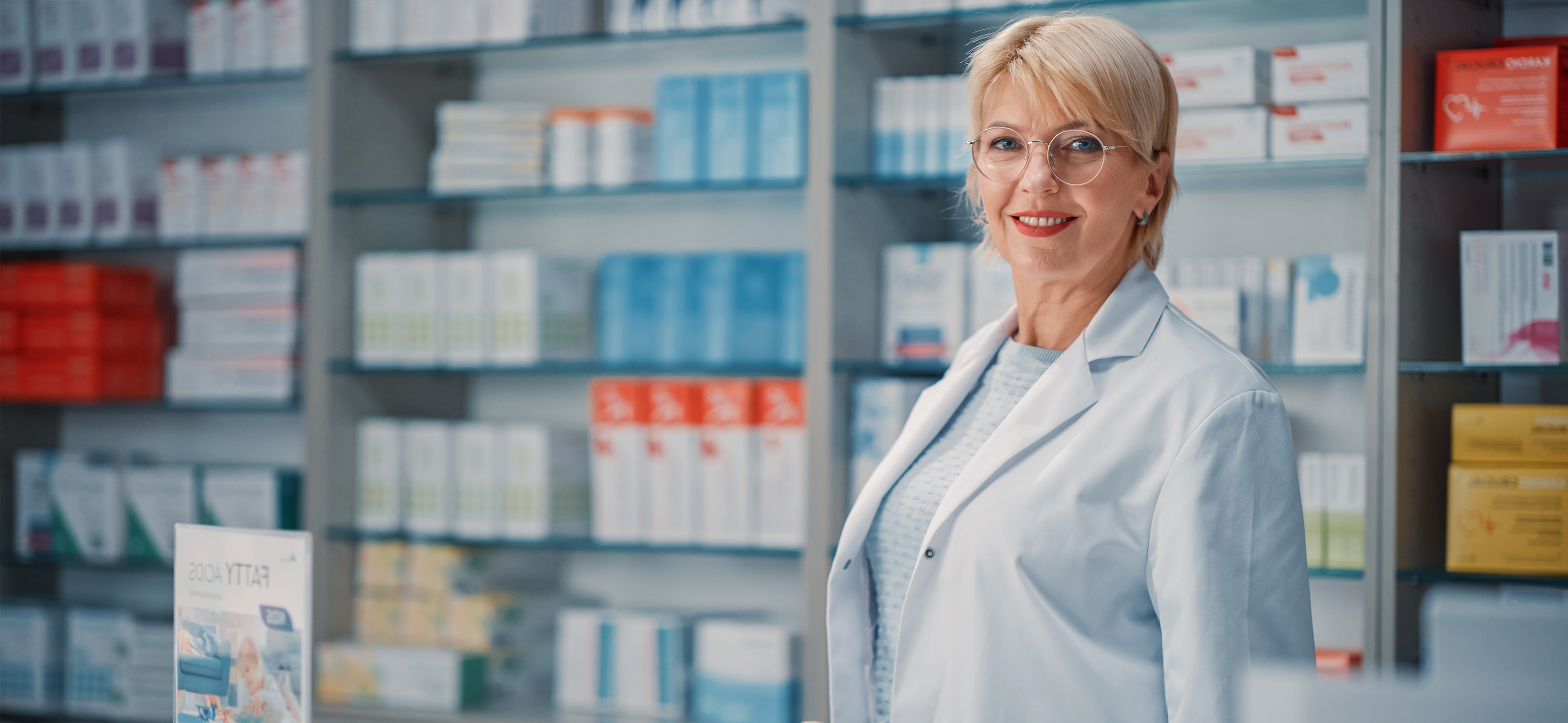 farmaceutka na tle szafy z lekami