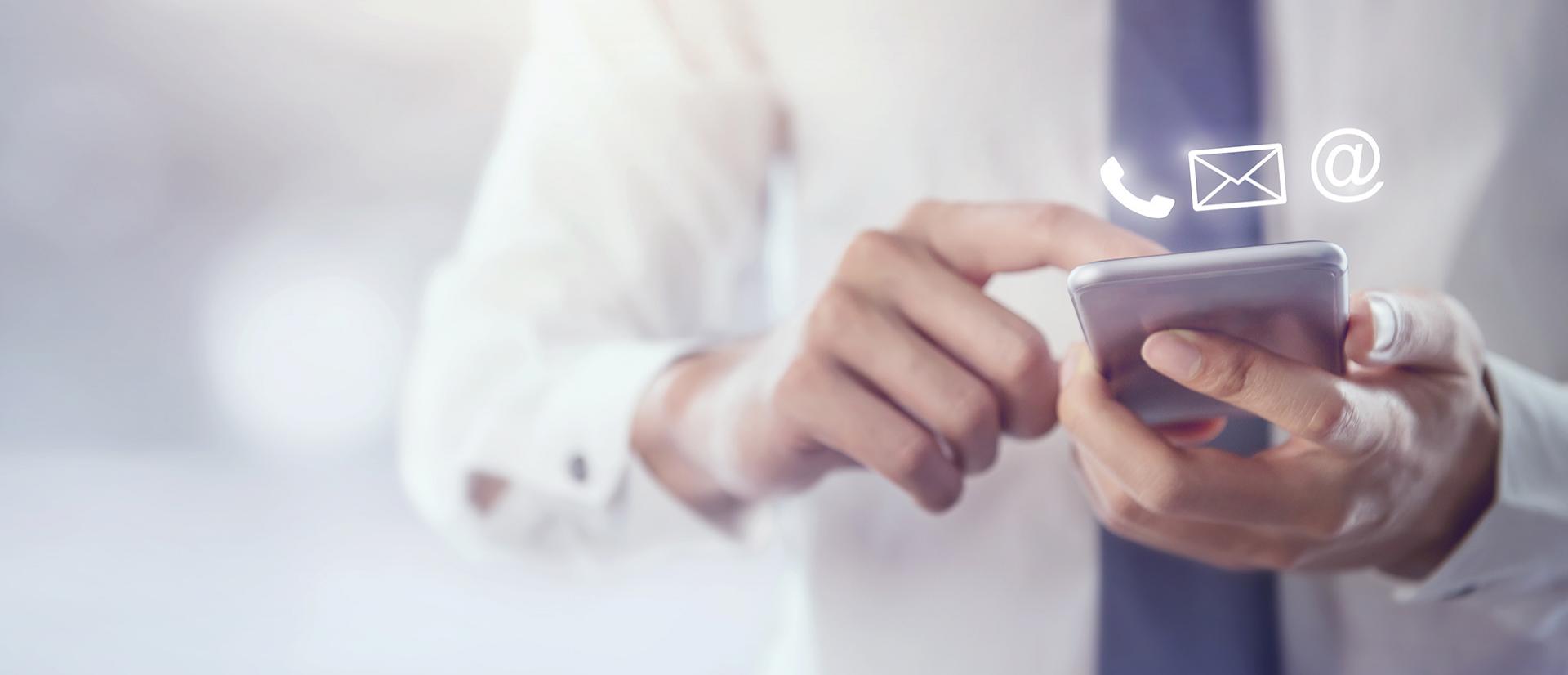 grafika obrazująca ideę kontaktu przy pomocy mediów elektronicznych